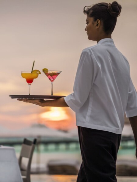 Nyd en lækker solnedgangsdrink på Como Maalifushi