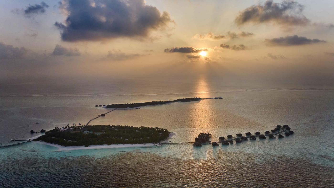Smuk solnedgang over Twin Islands, Conrad Maldives Rangali Island, Maldiverne