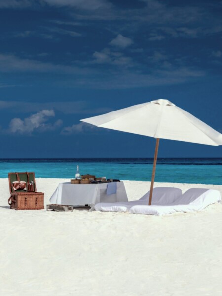 Privat Picnic på sandbakke med udsigt over det azurblå hav på Gili Lankanfushi, Maldiverne
