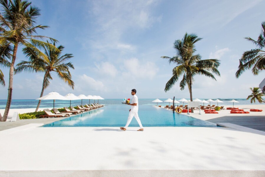 Smuk udsigt fra poolen hvor du kan nyde frisklavede drinks på One & Only Reethi Rah, Maldiverne