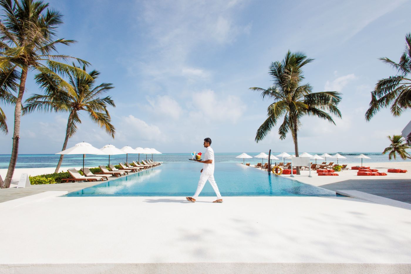 Smuk udsigt fra poolen hvor du kan nyde frisklavede drinks på One & Only Reethi Rah, Maldiverne
