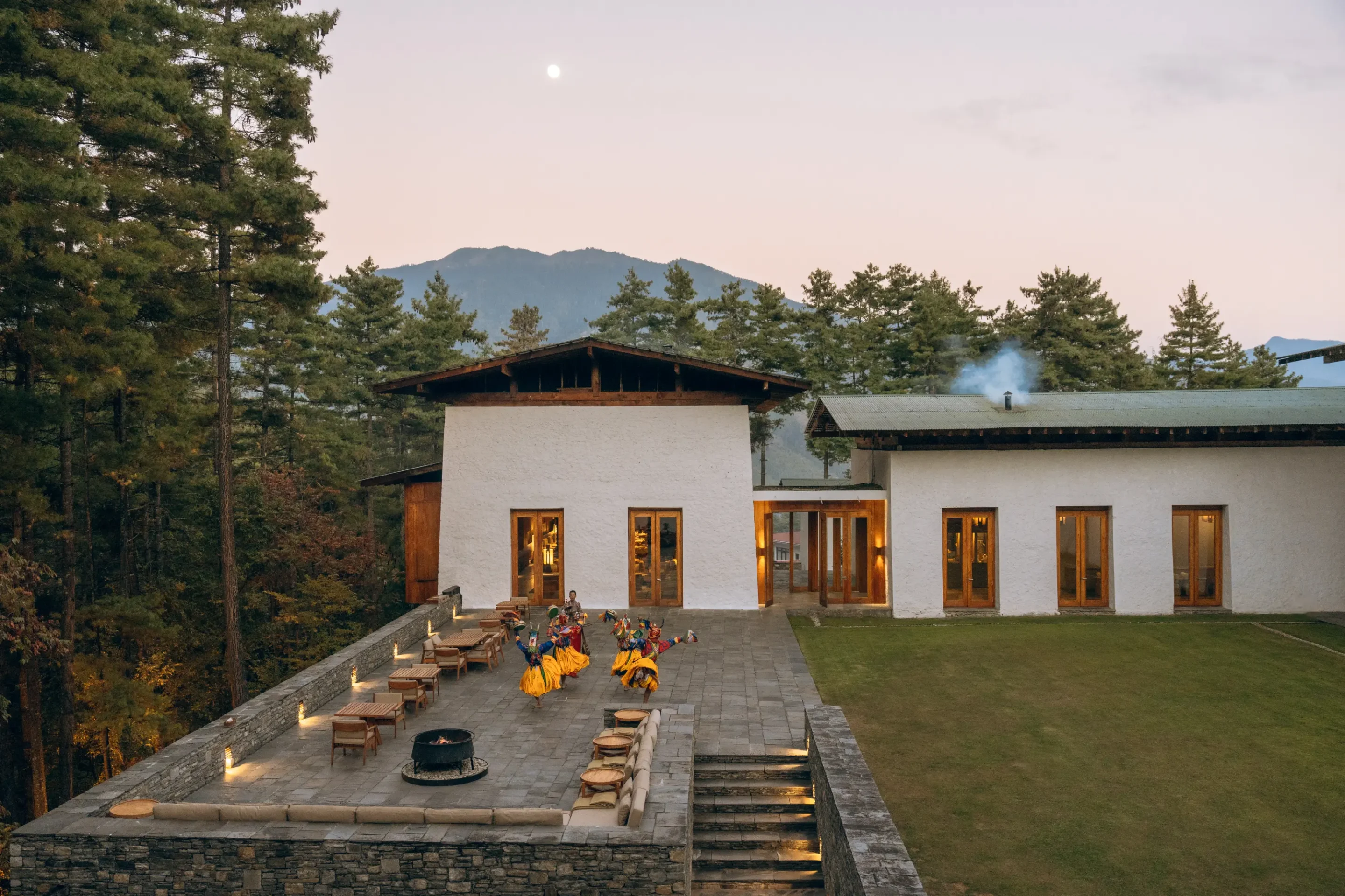 Bhutan, Amankora Thimphu Lodge terrasse hvor du kan opleve kulturel dans