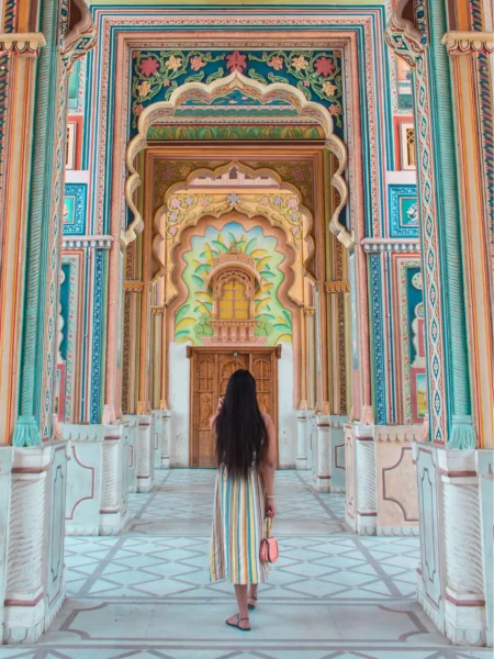 Kvinde i et tempel i Indien