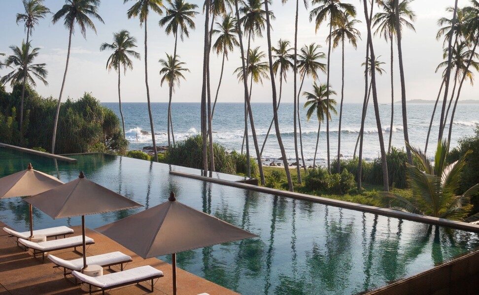 Amanwella, Sri Lanka udsigt fra poolen med palmer og bølger på havet