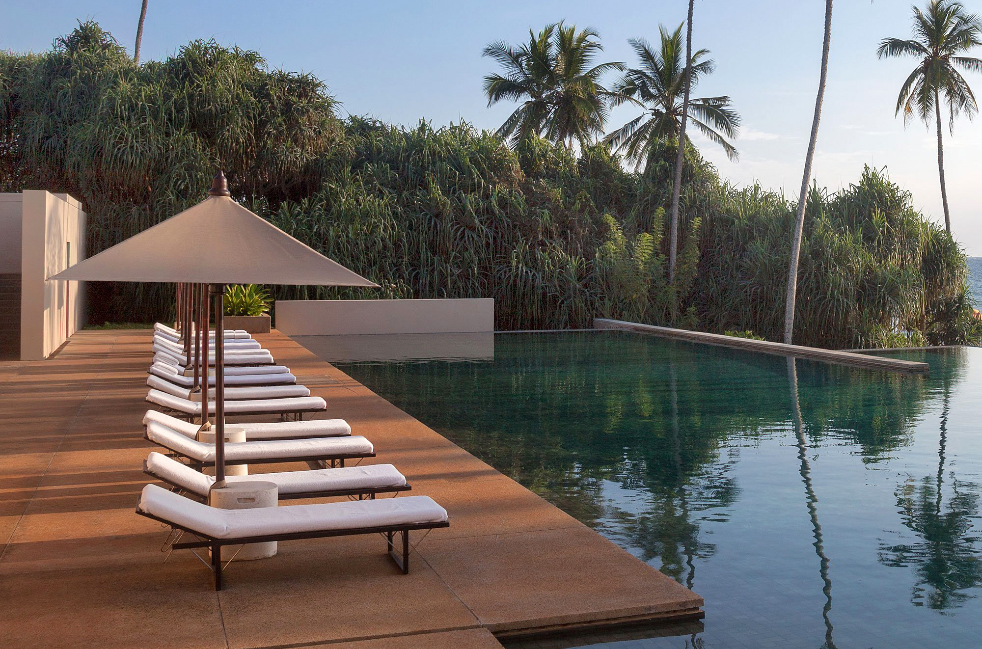 Poolområde på Amanwella Resort, Sri lanka med udsigt over poolen og havet