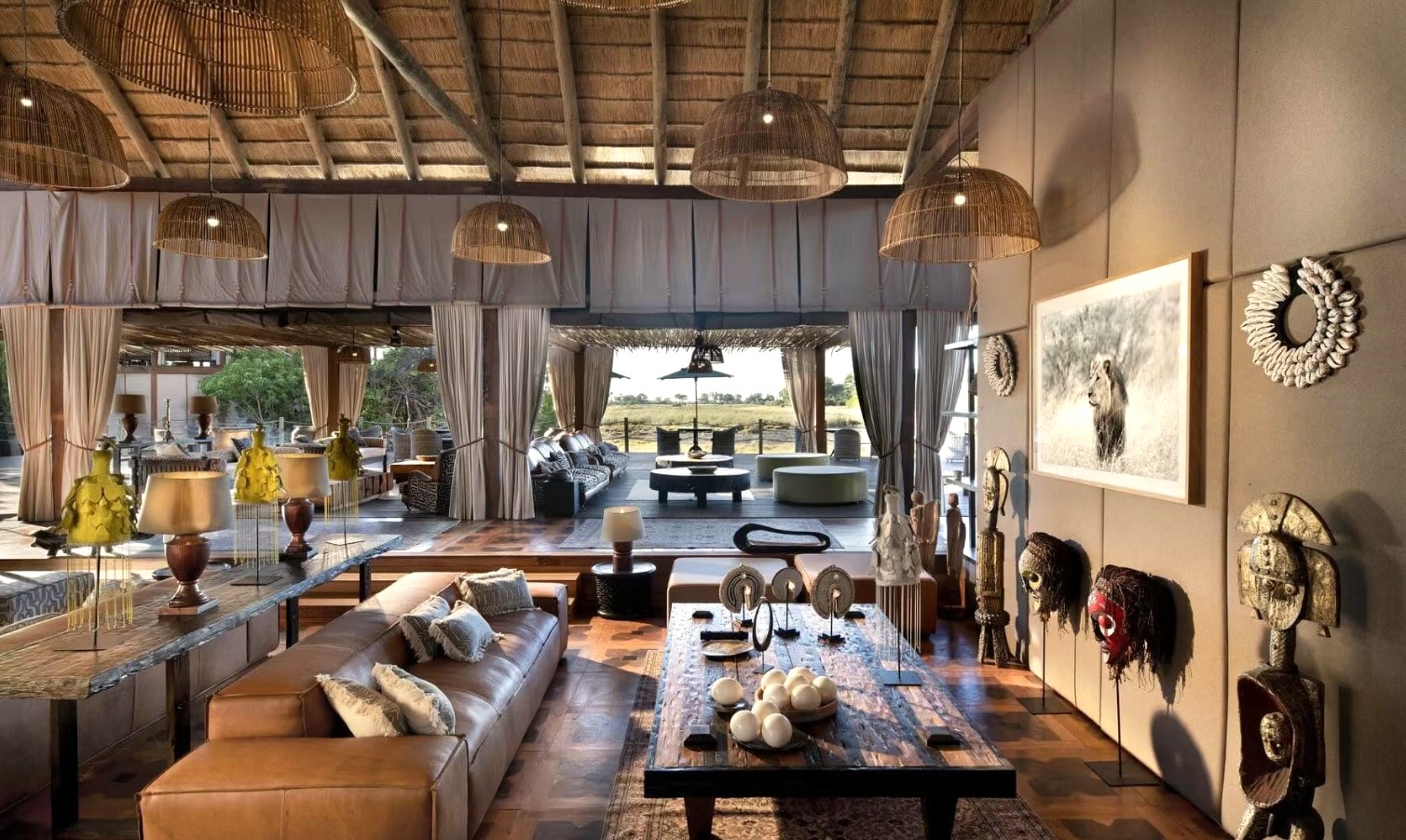 Inden- og udendørs lounge på Atzaró Okavango Camp i Botswana, Afrika