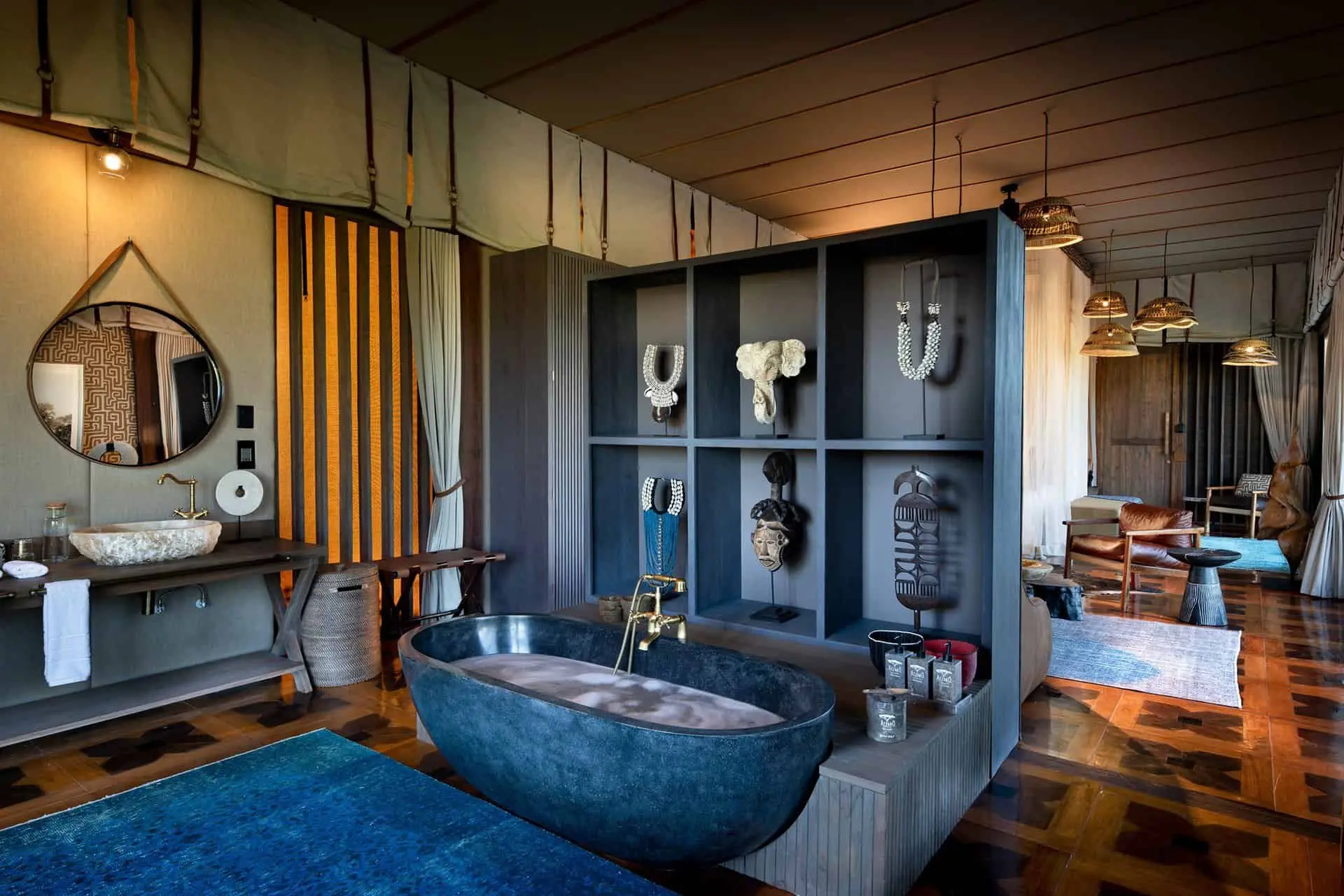 Badeværelset i en suite på Atzaró Okavango Camp i Botswana, Afrika