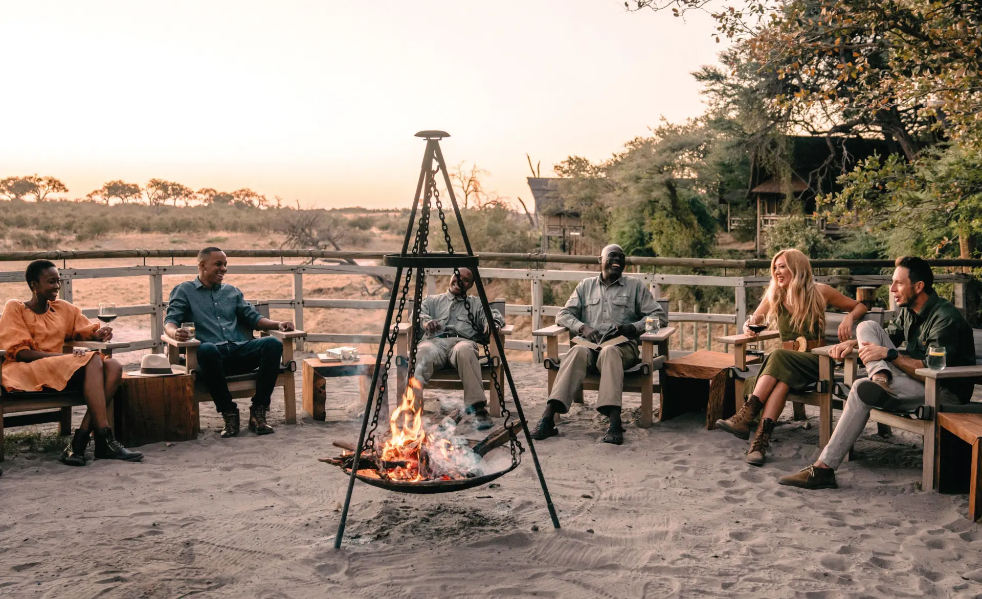 Der tales om dagens safari omkring bålet på Savute Elephant Lodge, A Belmond Safari i Botswana, Afrika