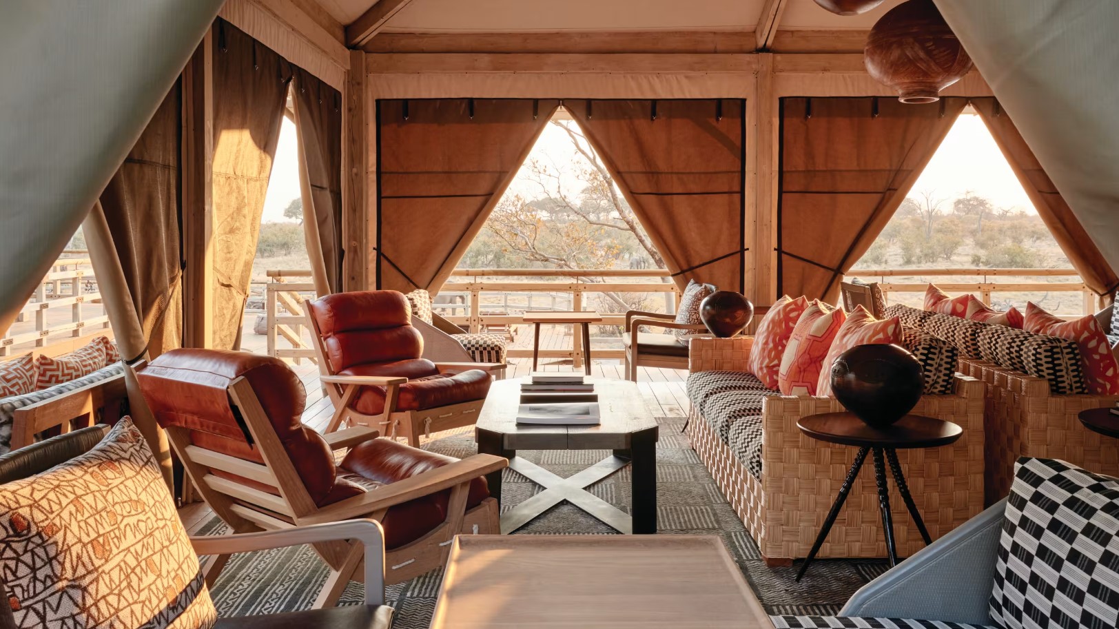 Bar og lounge på Savute Elephant Lodge, A Belmond Safari i Botswana, Afrika