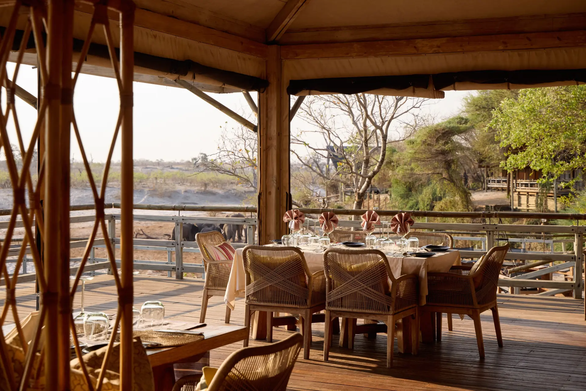 Restauranten på Savute Elephant Lodge, A Belmond Safari, Botswana i Afrika