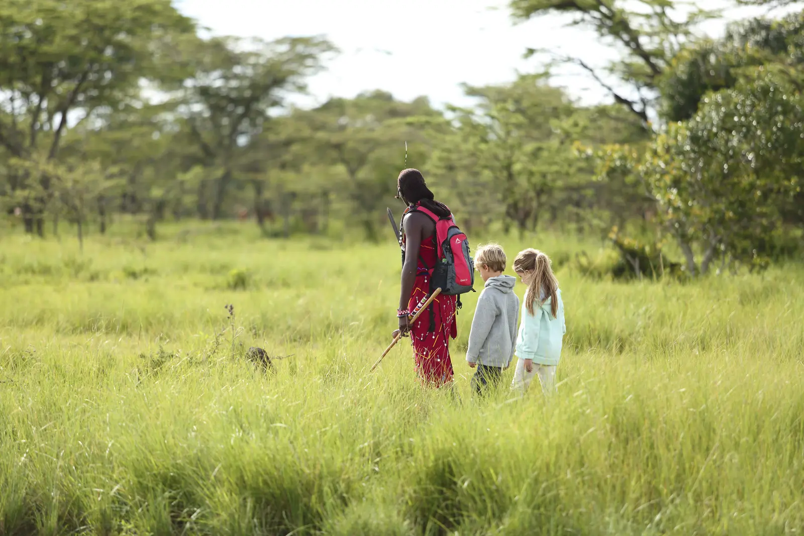 Børn på guidet gåtur med masai på Angama Mara, Kenya, Afrika