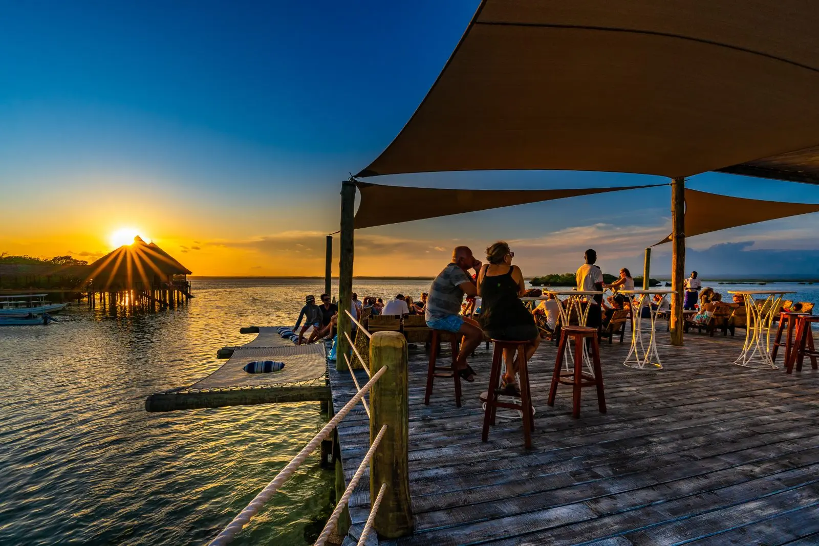 Nyd smukke solnedgange fra Mkoko Sunset Deck på Chale Island Resort, Kenya, Afrika