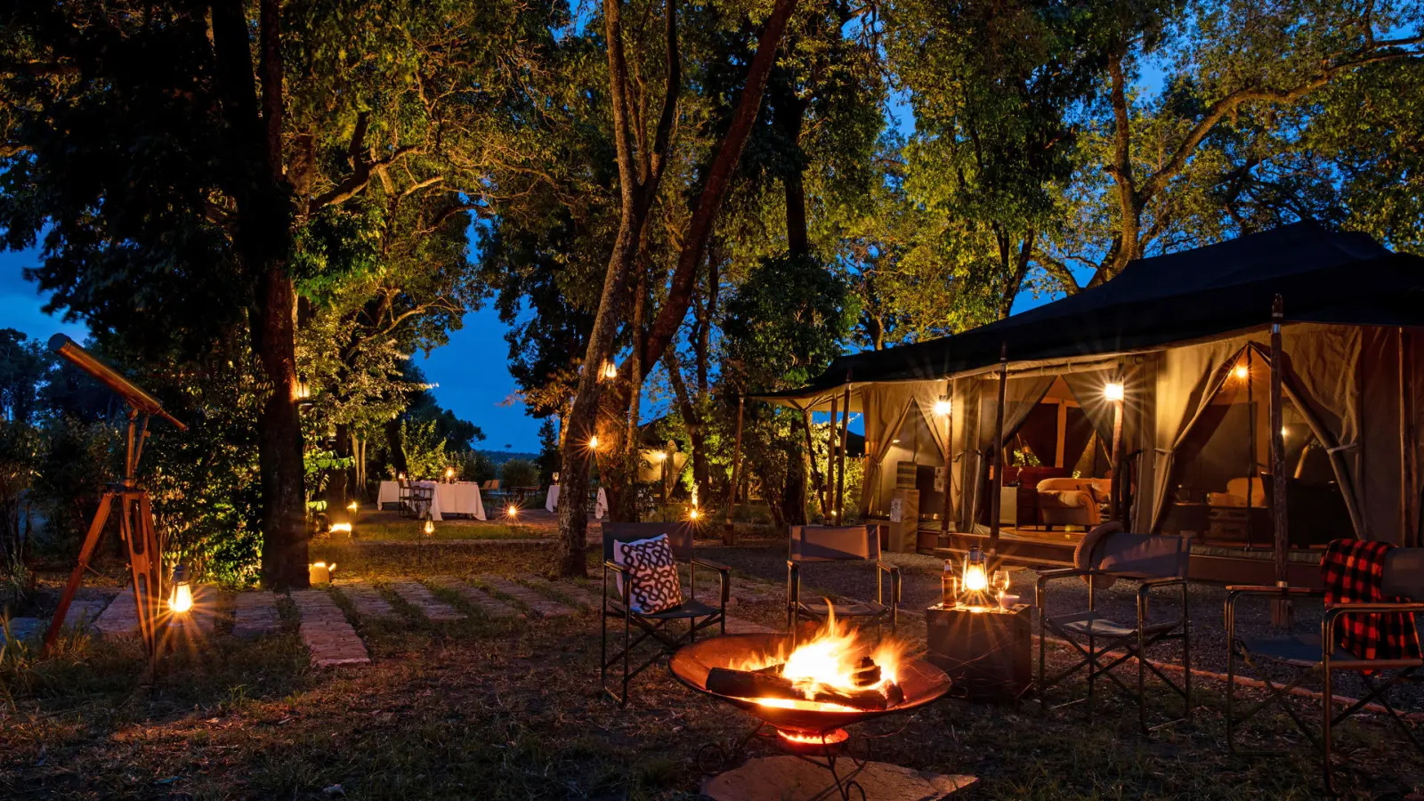 Aftenhygge med bålplads og bar på Elewana Sand River, Kenya, Afrika