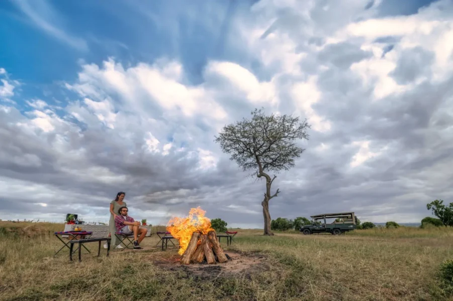 Bålhygge og drinks under safari med Elewana Sand River, Kenya, Afrika