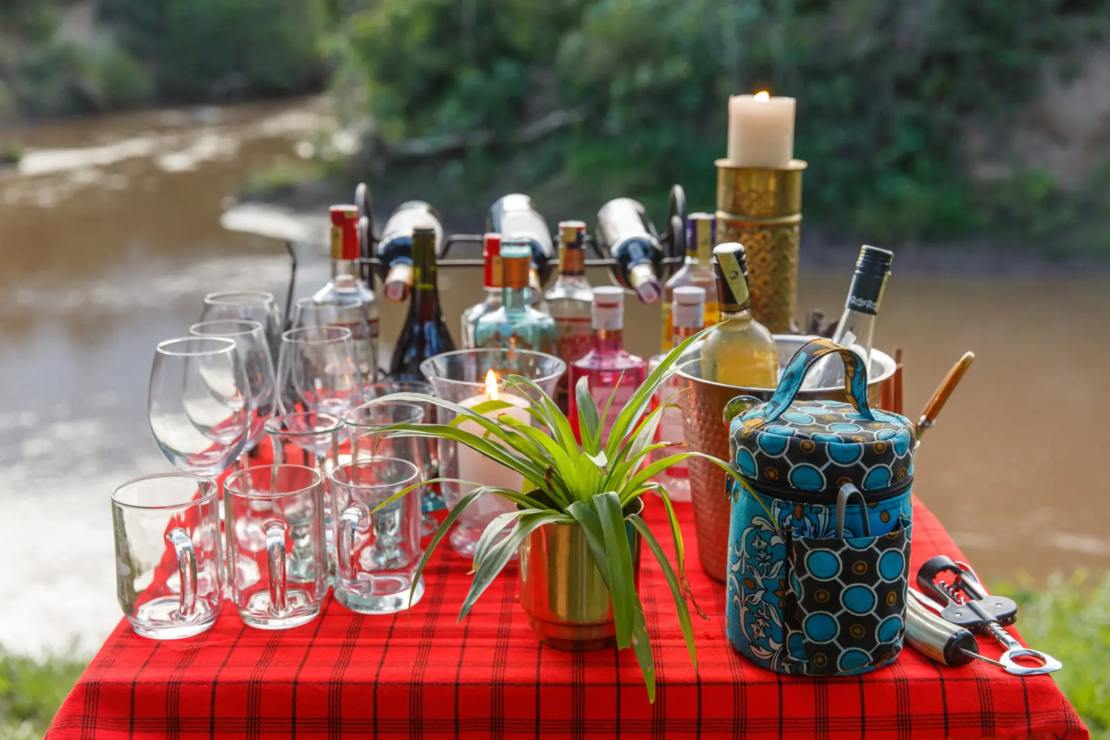Drinks ved floden på House in the Wild i Kenya, Afrika