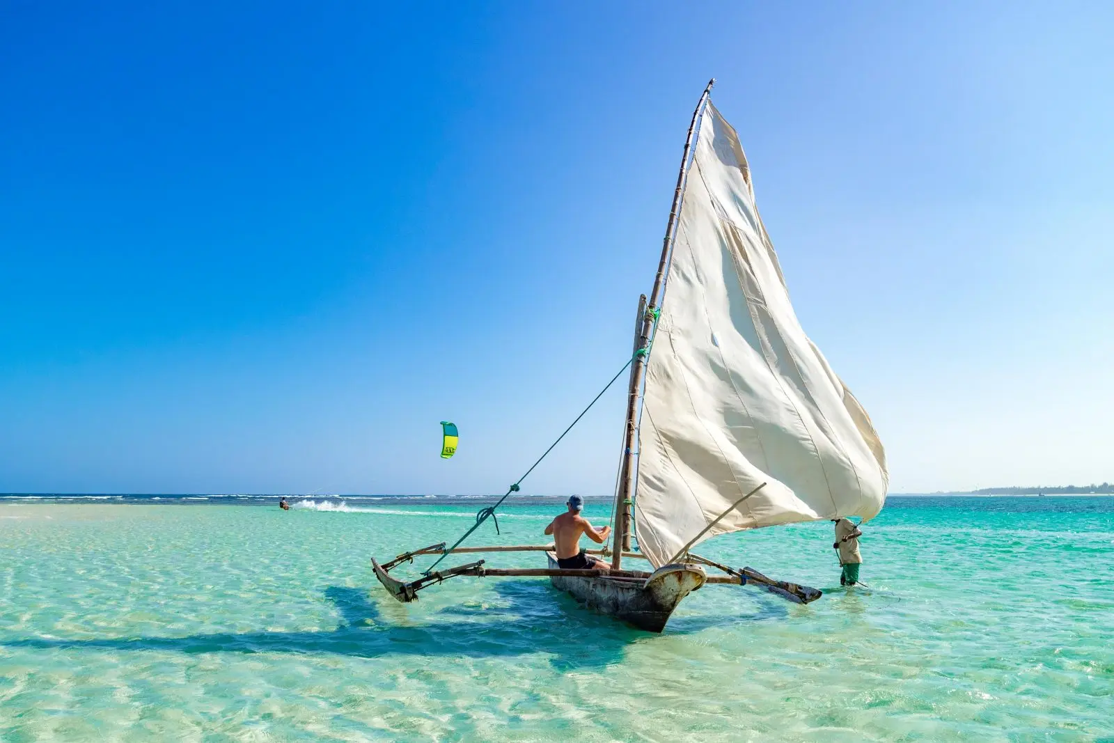 Prøv at sejle i en dhow under ferien på Nomad Beach Resort, Diani Beach i Kenya, Afrika