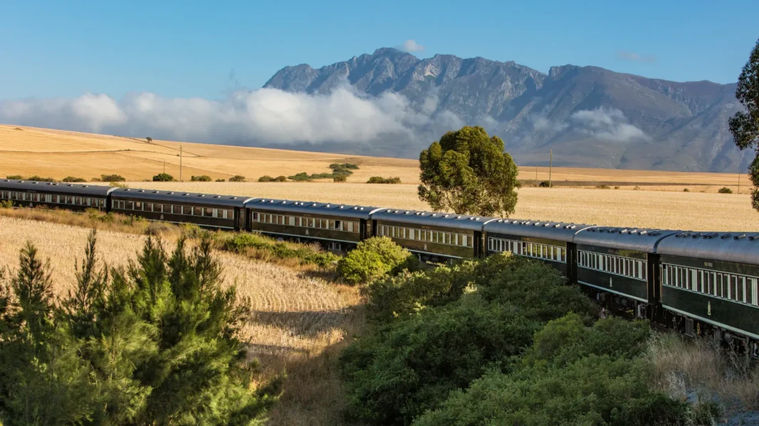 Toget Rovos Rail med Heidelberg Mountains i baggrunden, Afrika