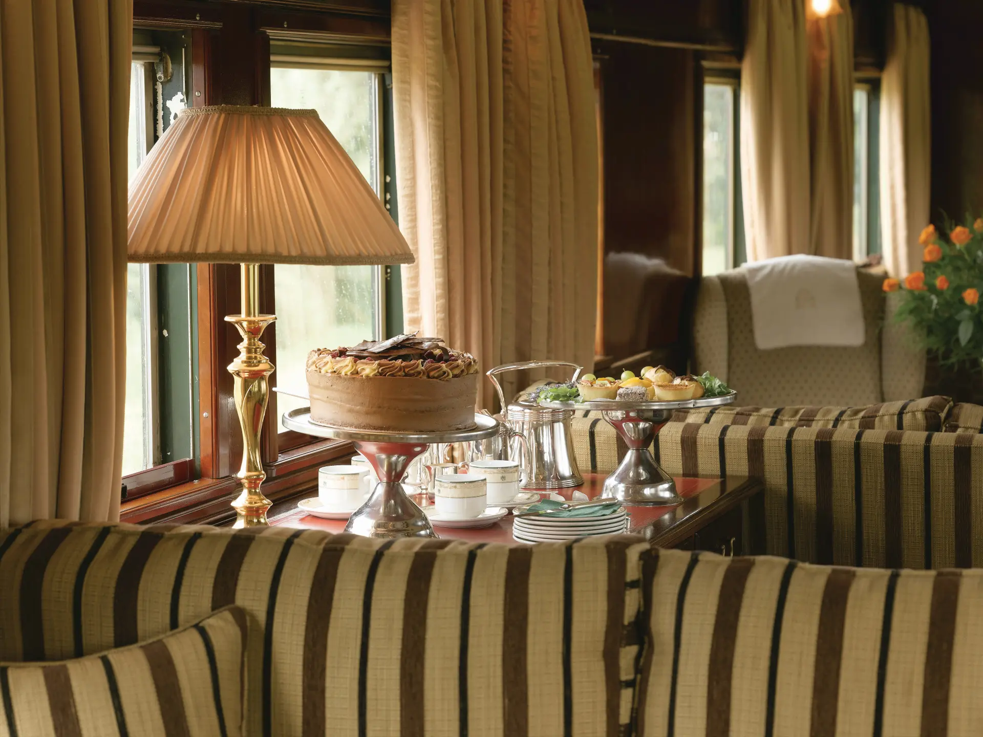 Afternoon tea i Lounge Car ombord på toget Rovos Rail, Afrika