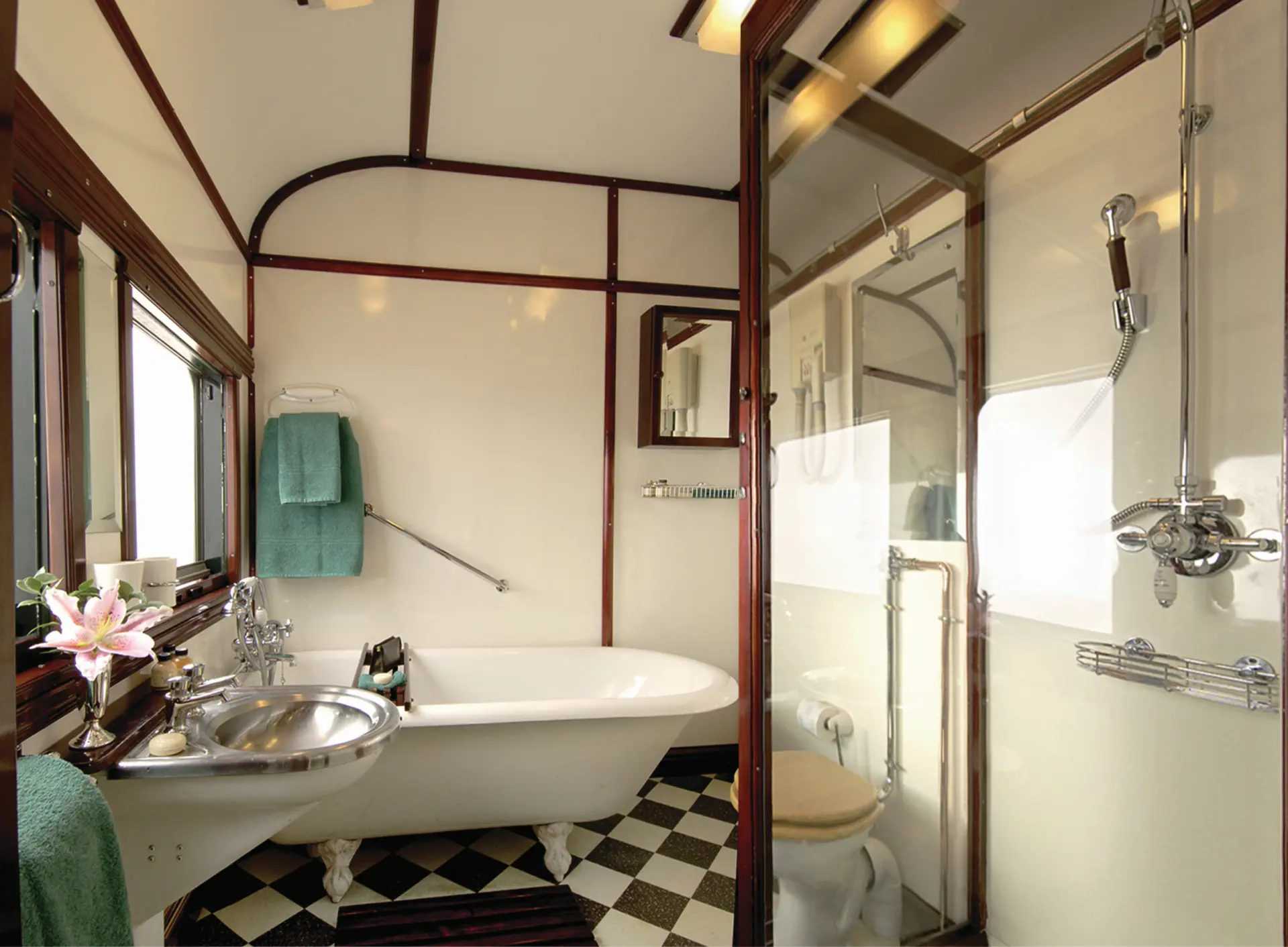Badeværelset i en Royal Suite ombord på toget Rovos Rail, Afrika