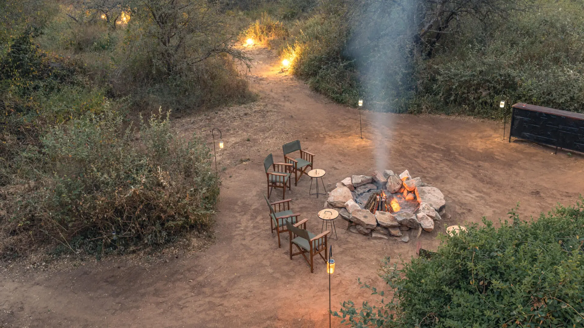 Hyggelig bålplads på Asilia Oliver´s Camp, Tanzania