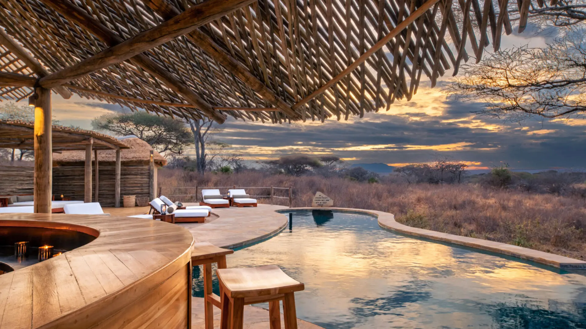 Solnedgang over pool området på Asilia Oliver´s Camp, Tanzania