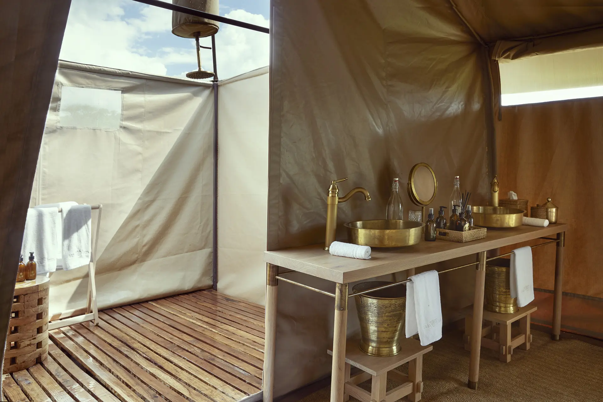 Badeværelse i teltet på Laba Migration Camp i Tanzania, Afrika
