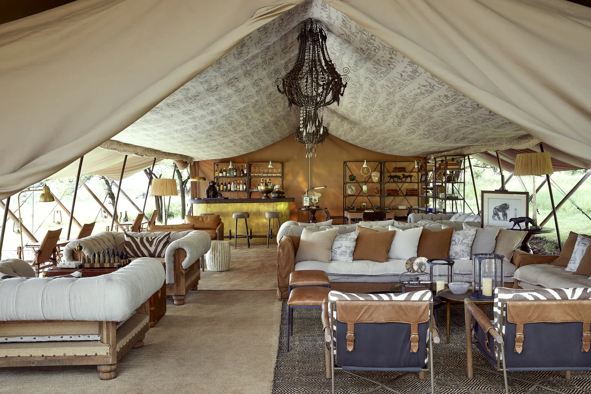 Bar og loungeområde på Laba Migration Camp i Tanzania, Afrika