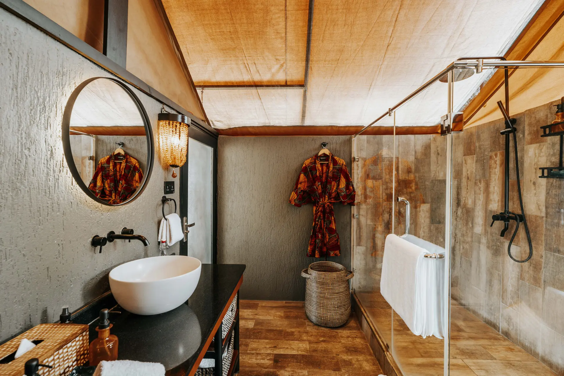 Badeværelse i safari telt på Nimali Tarangire i Tanzania, Afrika