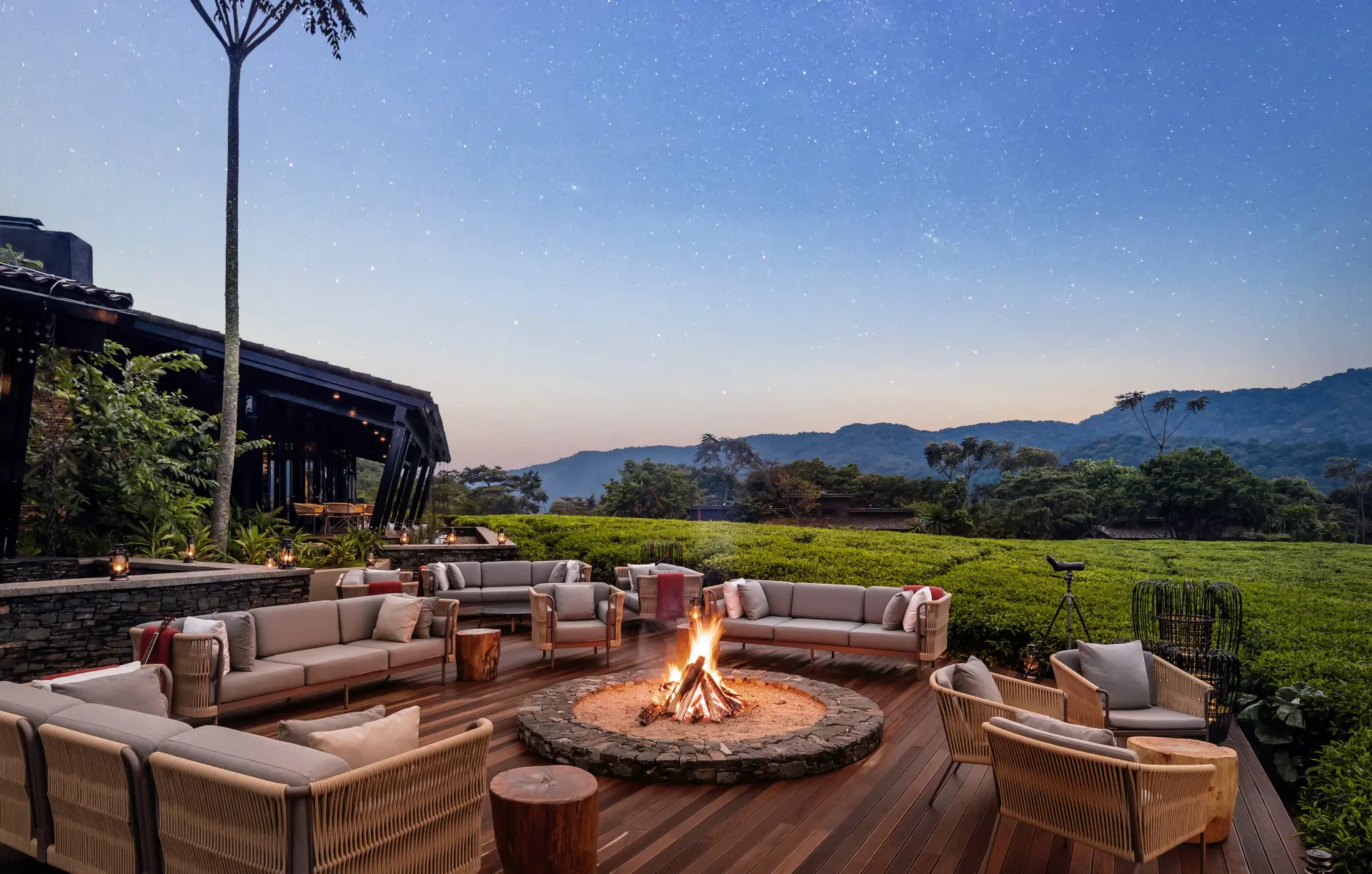 Bålplads, skumring og stjernehimmel på One&Only Nyungwe House i Rwanda, Afrika