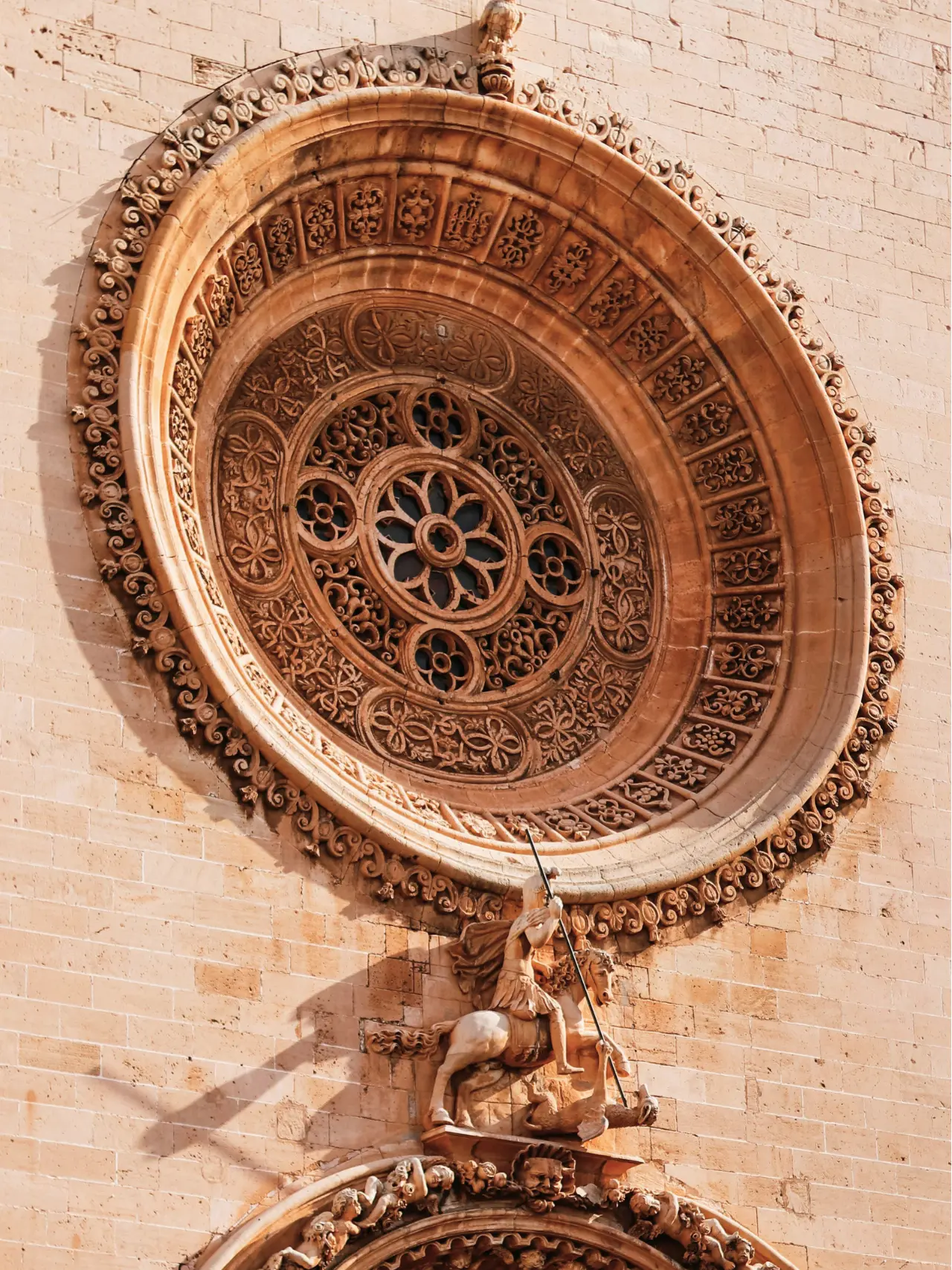 Vindue i Saint Francis katedralen i Palma de Mallorca, Mallorca, Spanien