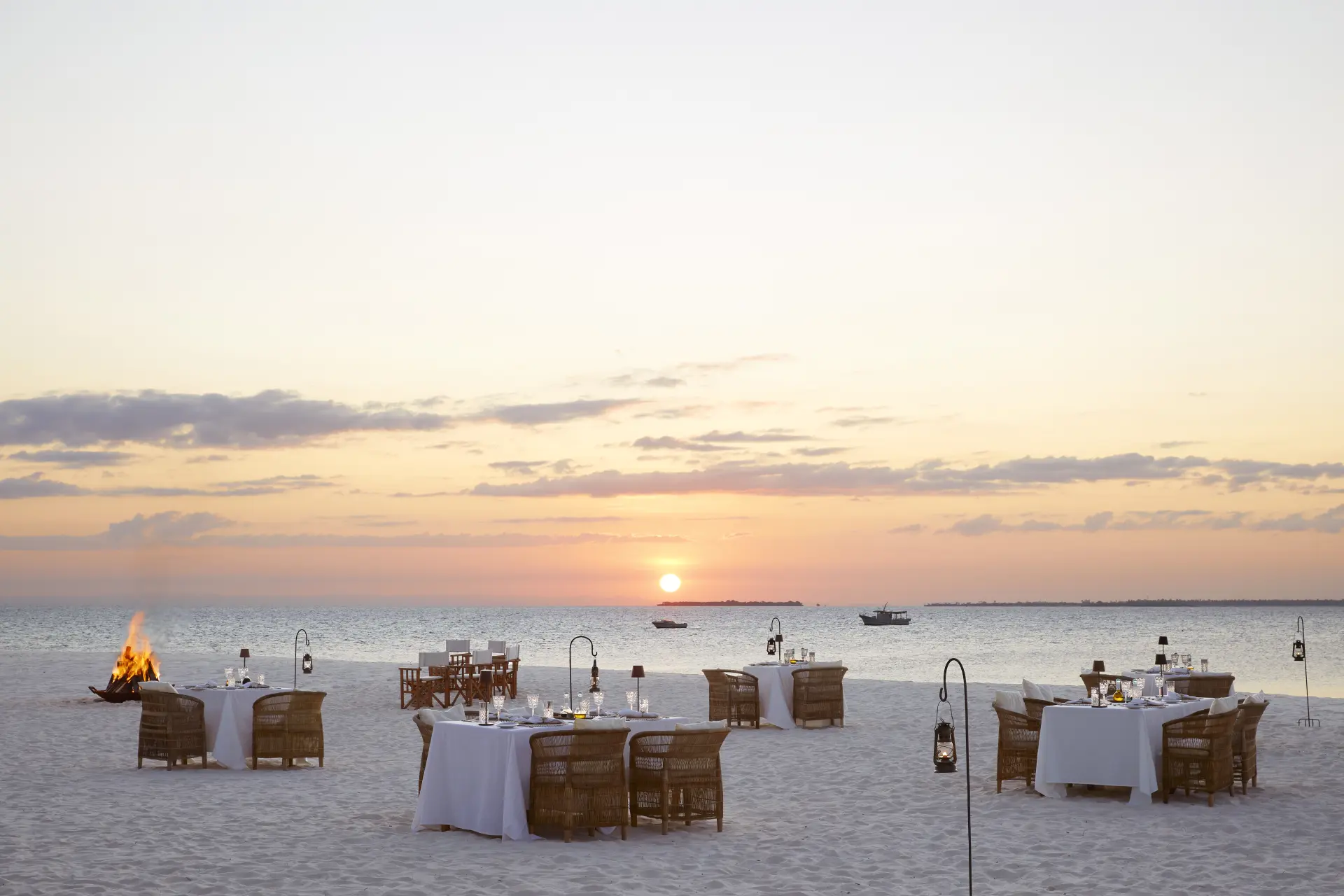 Stemningsfuld middag på stranden, Laba Fanjove Island i Tanzania, Afrika