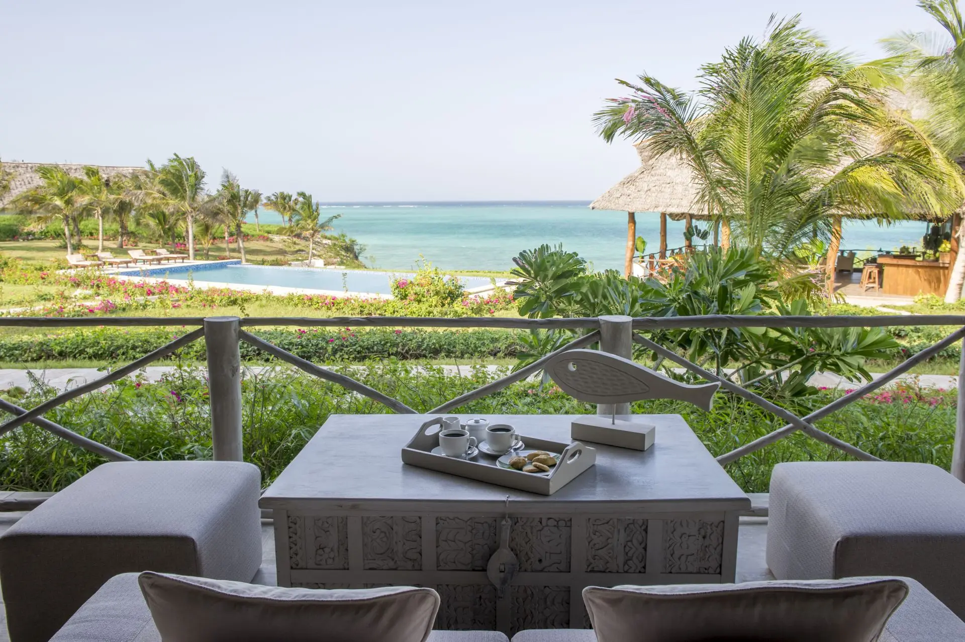Kaffe med udsigt til pool og hav fra Zawadi Hotel Zanzibar, Zanzibar