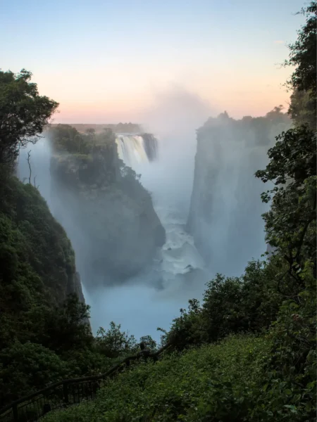 Morgenlys over Victoria Falls i Zimbabwe, Afrika