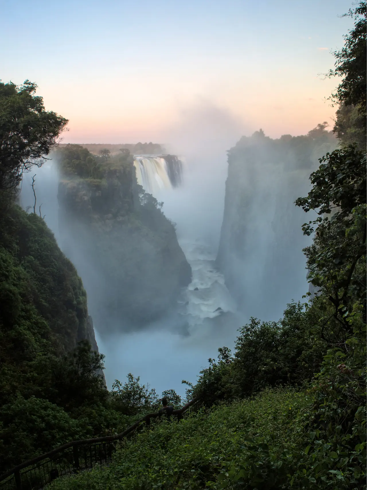 Morgenlys over Victoria Falls i Zimbabwe, Afrika