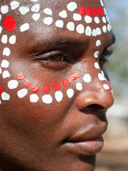 Smuk ansigtsudsmykning på kvinde i Zimbabwe, Afrika