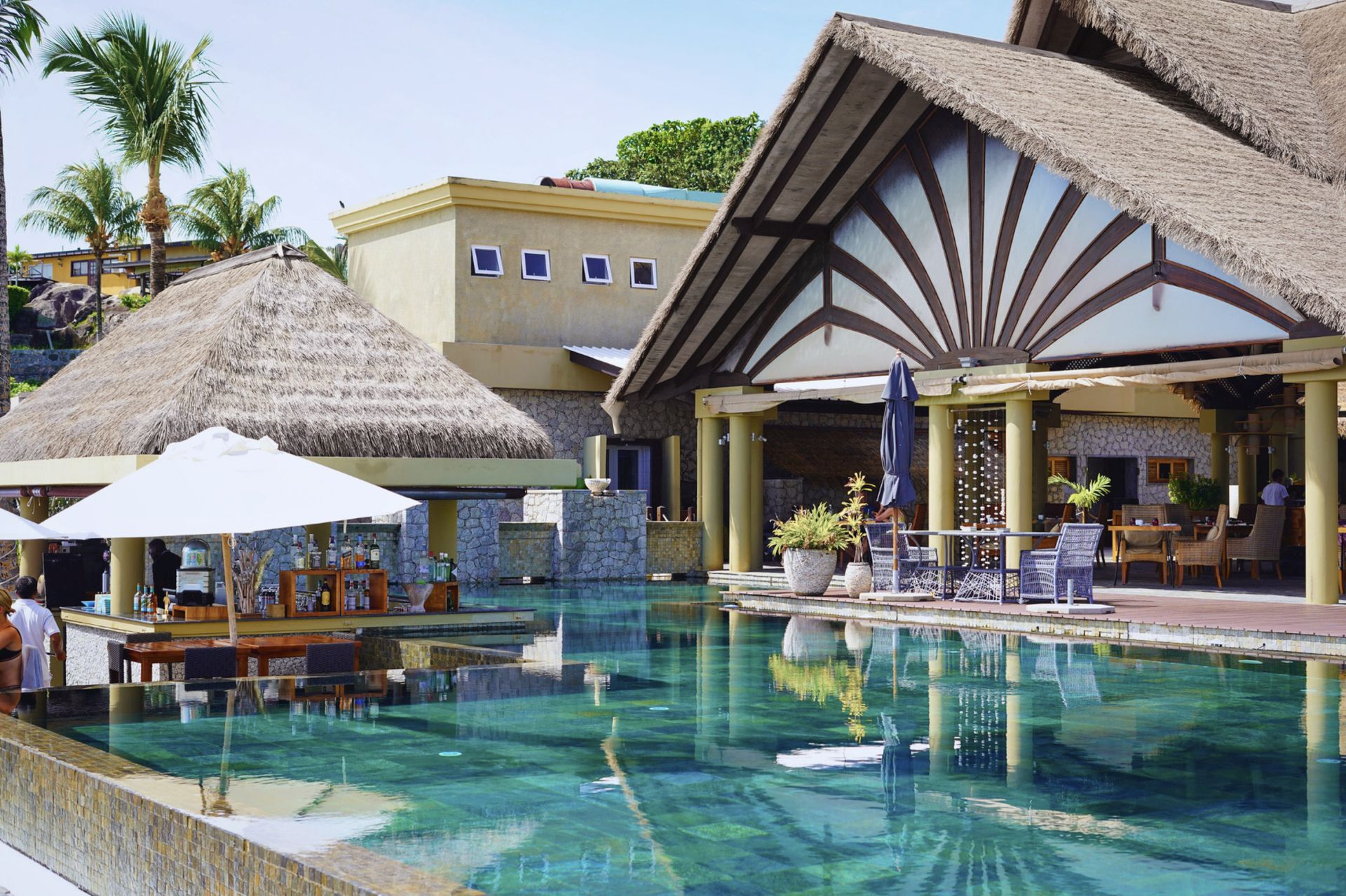 Poolområde og bar på Le Domaine De L'Orangeraie Resort & Spa