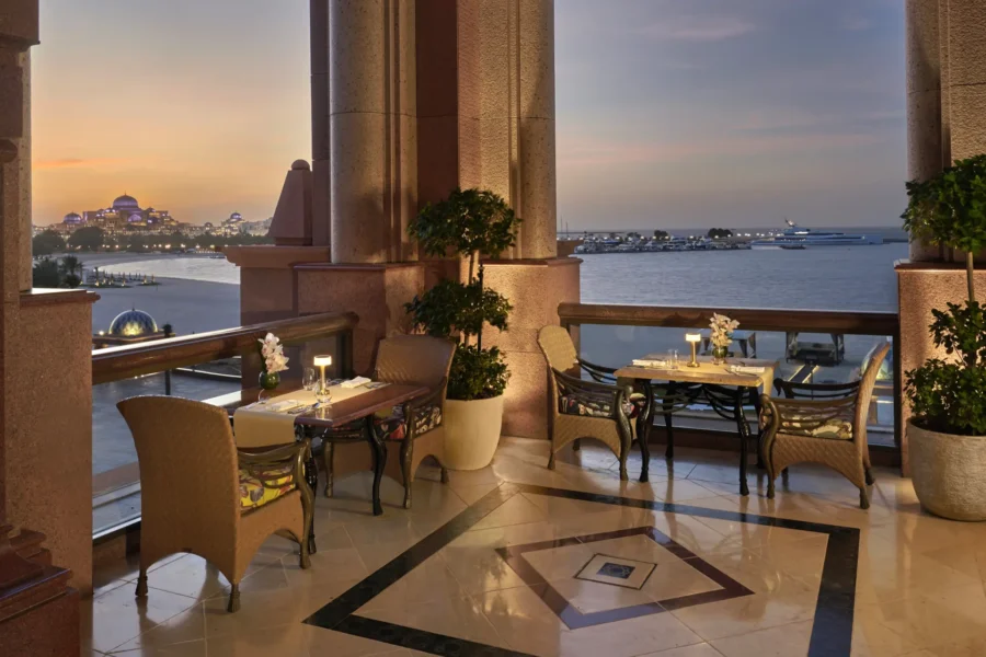 Nyd solnedgang og skyline fra terrassen på Emirates Palace Mandarin Oriental, Abu Dhabi