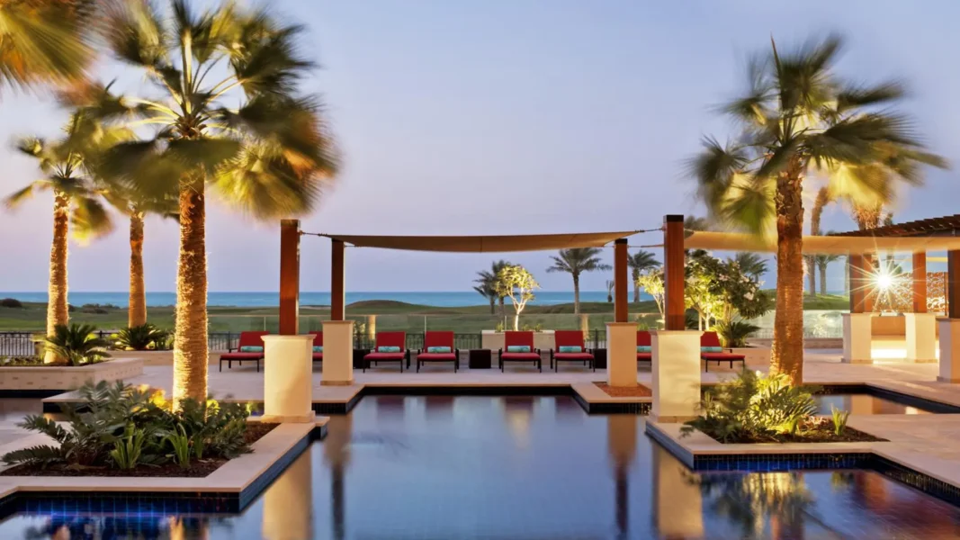 Poolområde med solstole og havet i baggrunden på The St. Regis Saadiyat Island Resort, Abu Dhabi