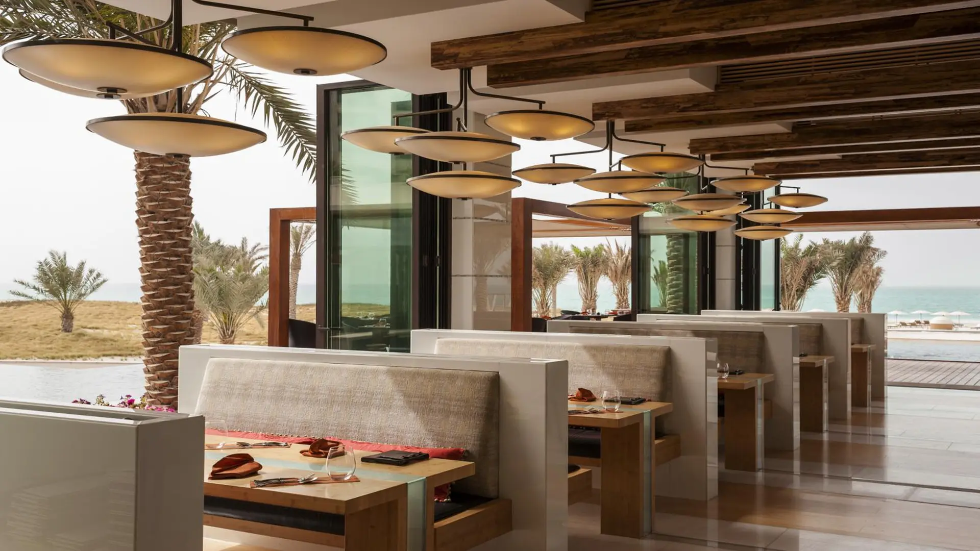 Restaurant med havkig og pool på The St. Regis Saadiyat Island Resort, Abu Dhabi