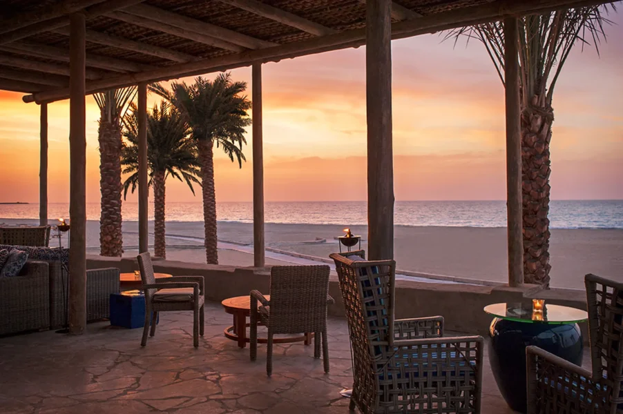 Solnedgang og aftenstemning i strandloungen på The St. Regis Saadiyat Island Resort, Abu Dhabi