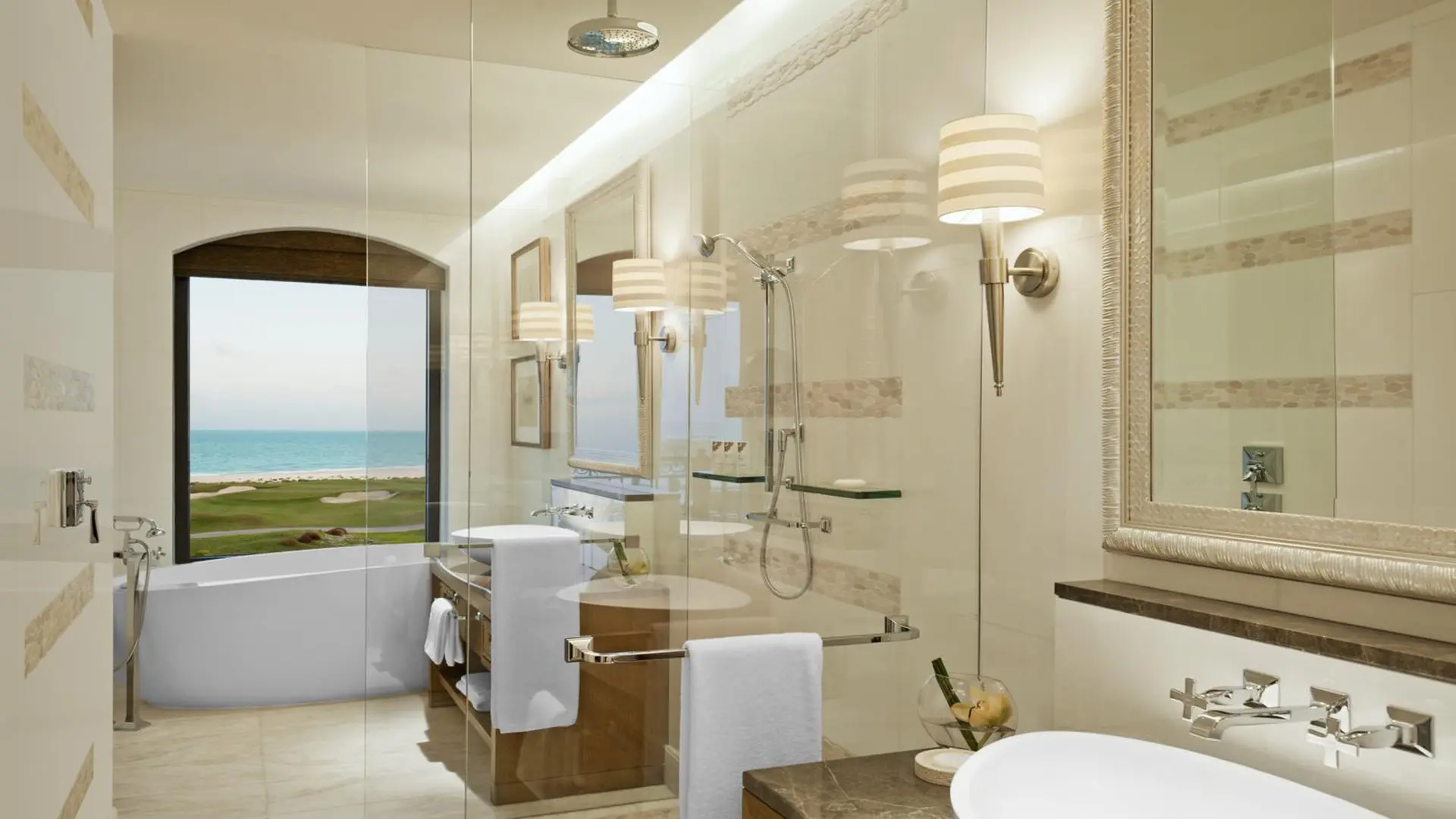 Badeværelse i suite på The St. Regis Saadiyat Island Resort, Abu Dhabi