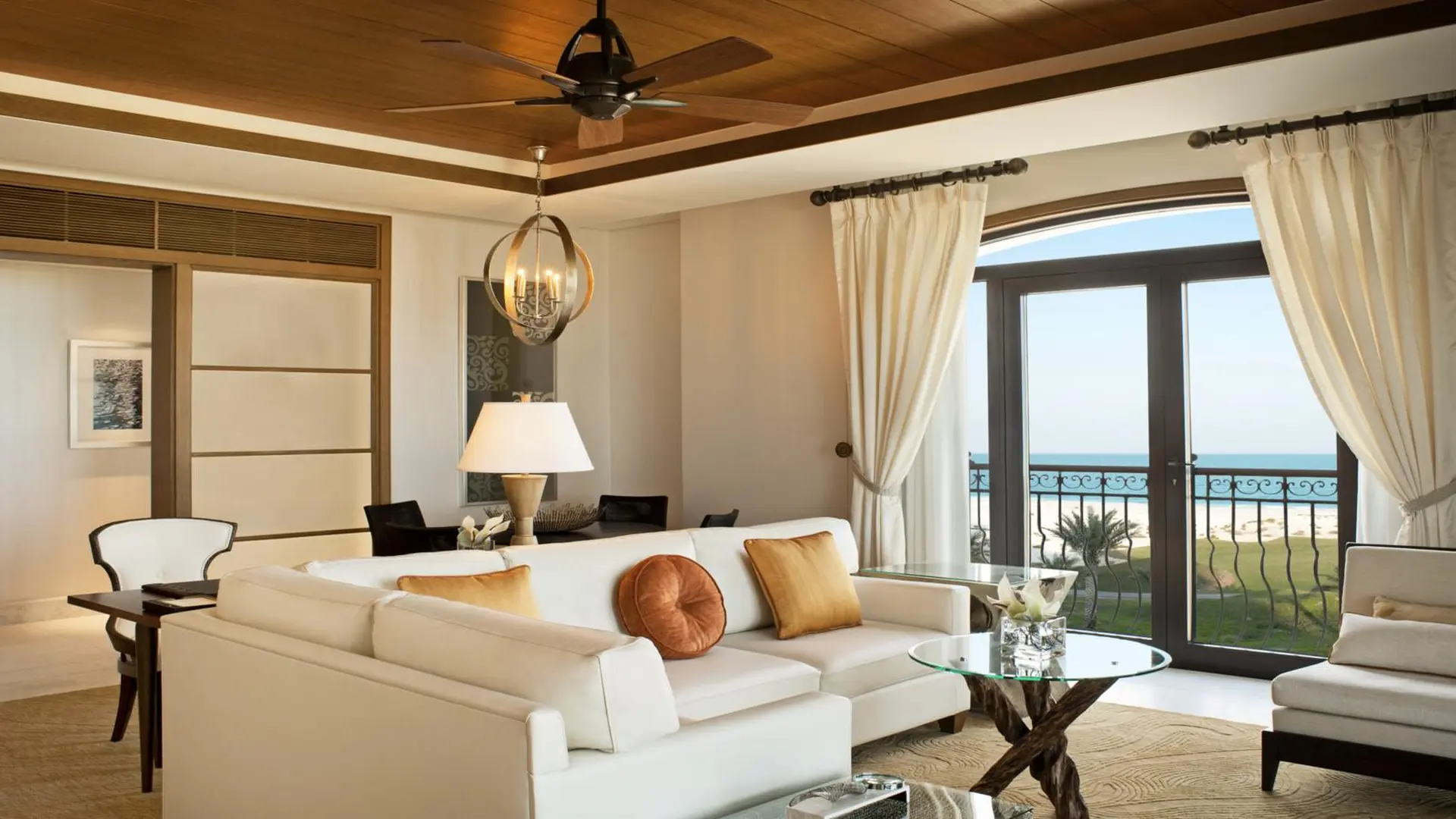 Stue i suite på The St. Regis Saadiyat Island Resort, Abu Dhabi