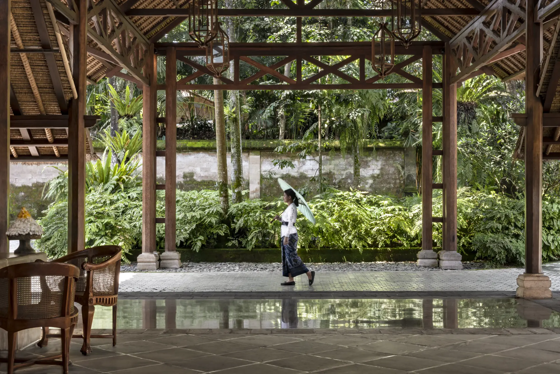 Lobby med en medarbejder på Amandari på Bali i Indonesien