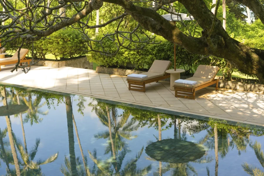 Beach Club Pool med liggestole på Amankila på Bali