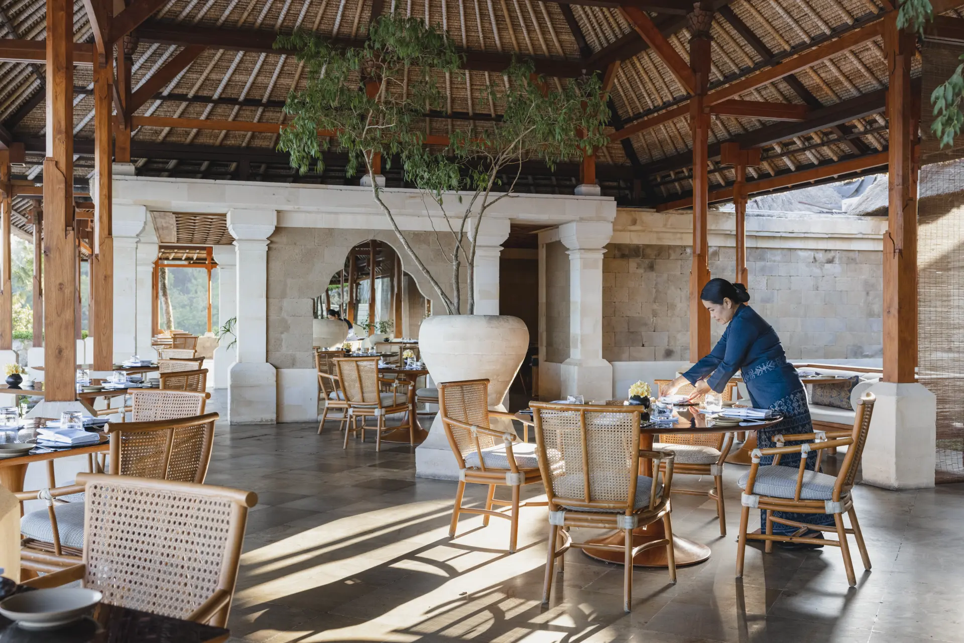 Udendørs servering på terrassen på Amankila på Bali