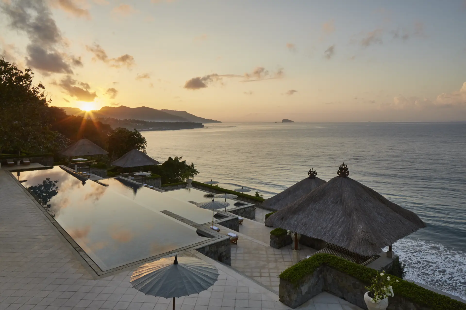 Swimming Pool med udsigt over vandet på Amankila på Bali