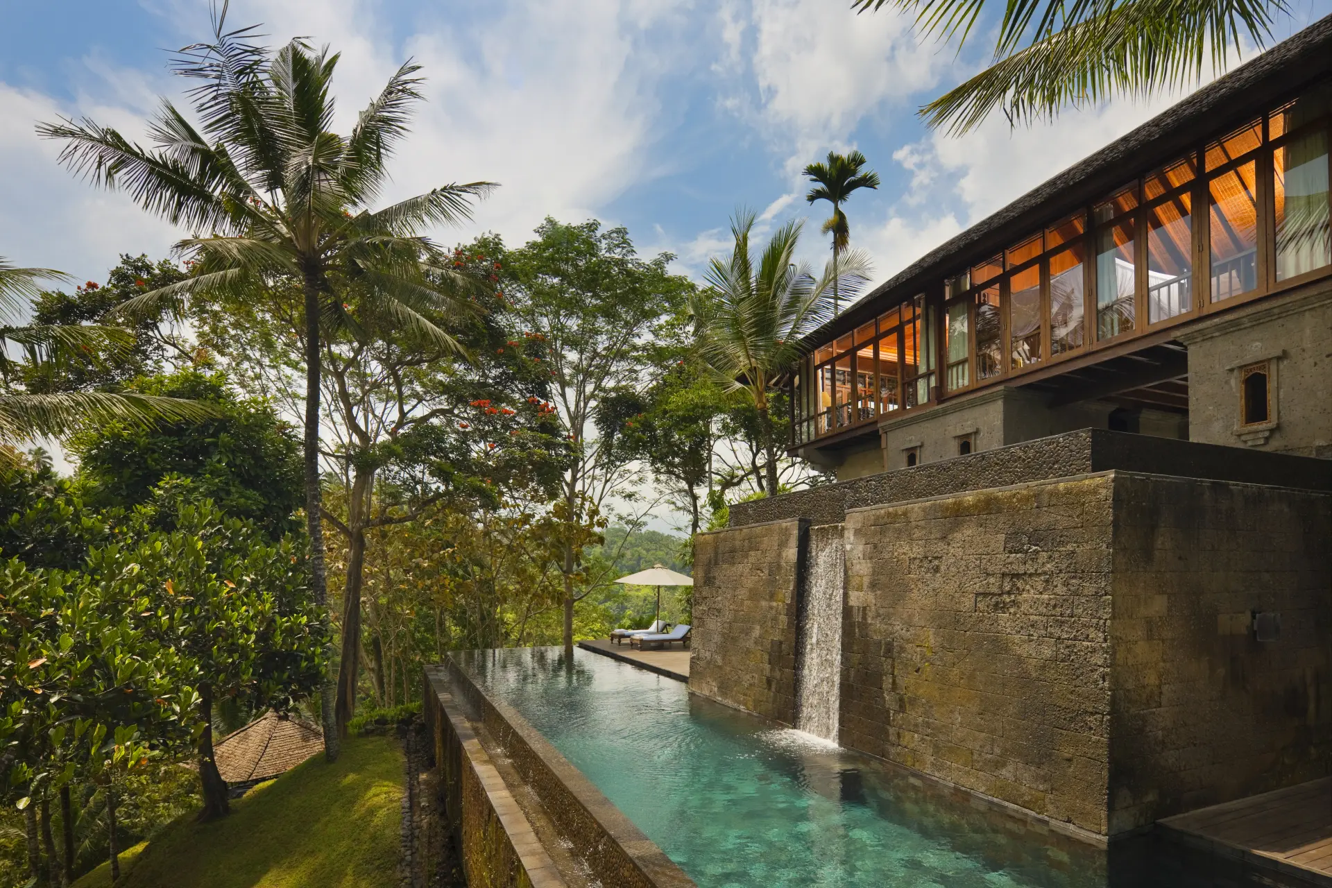 Pool med vandfald på Como Shambala på Bali