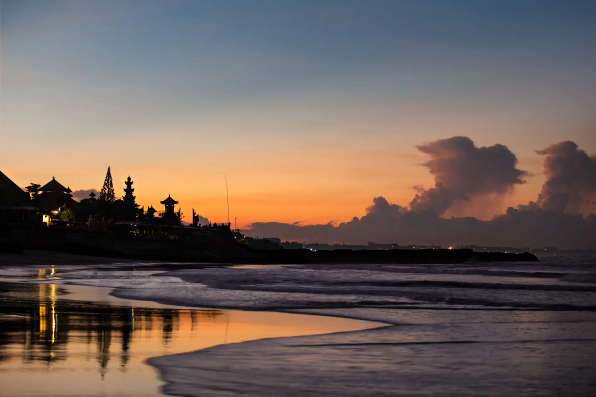Solnedgang på stranden på Como Uma Canggu på Bali