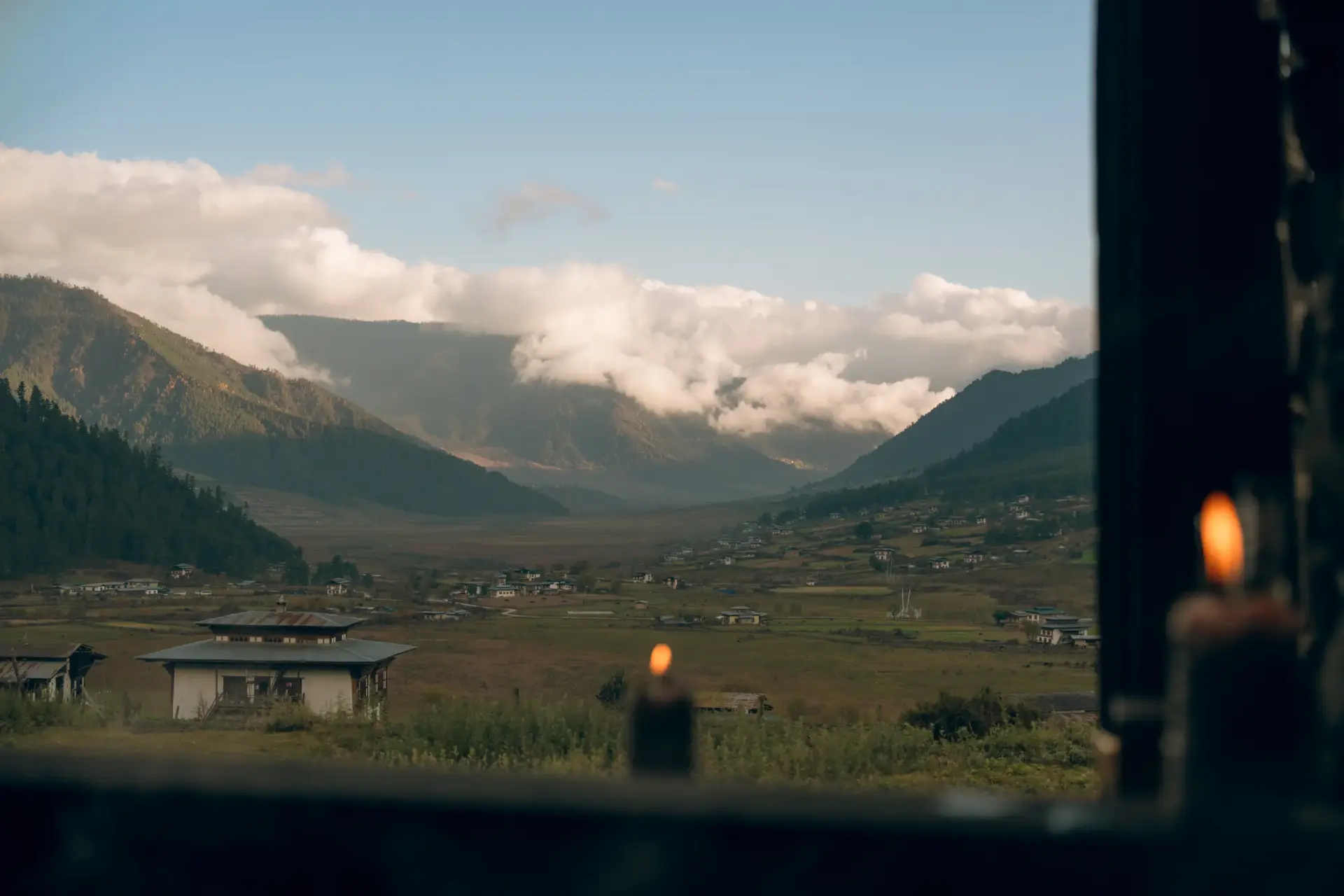 Udsigten fra hot stone badet på Amankora Gangtey Lodge i Bhutan