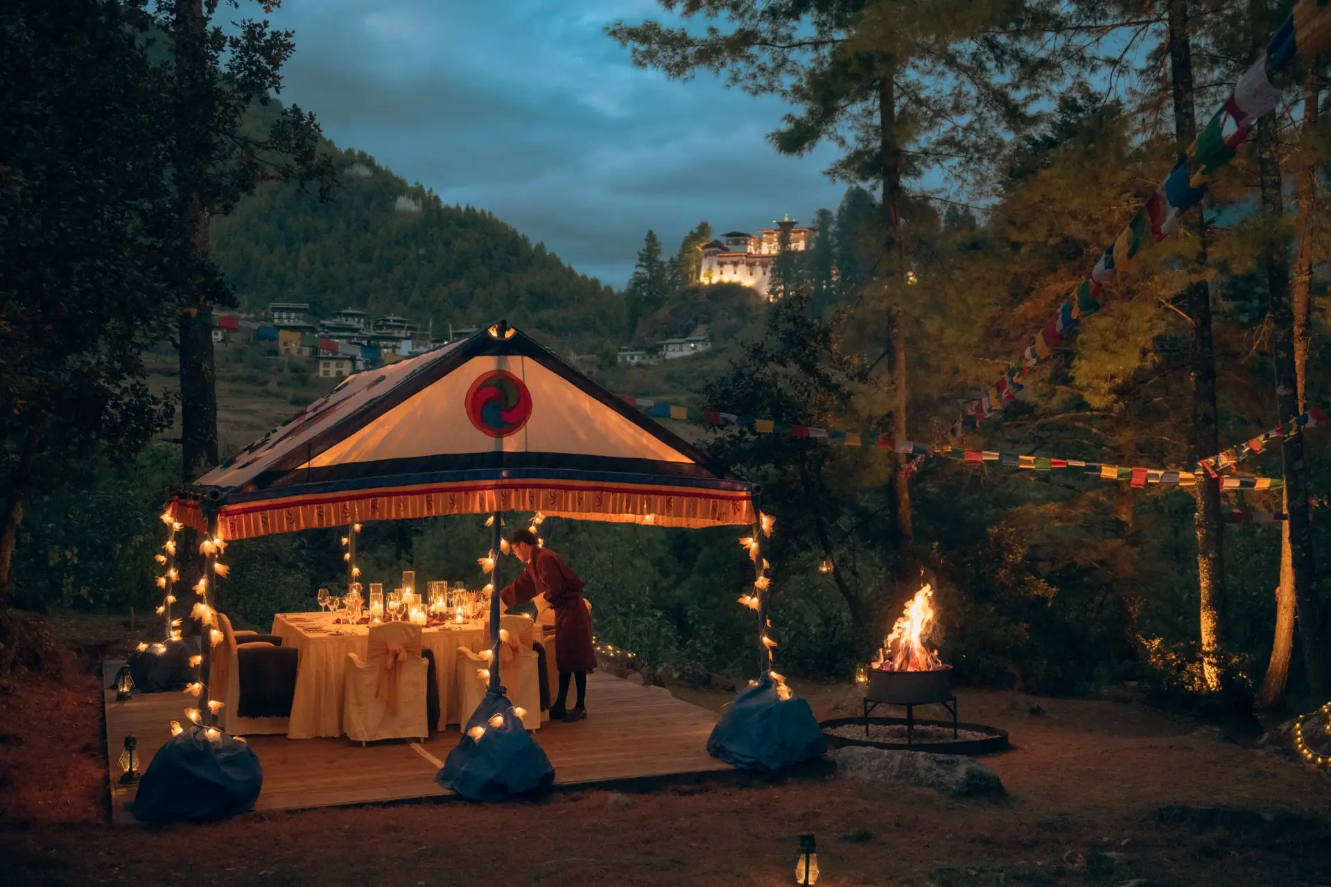 Middag i skoven ved Amankora Paro Lodge i Bhutan